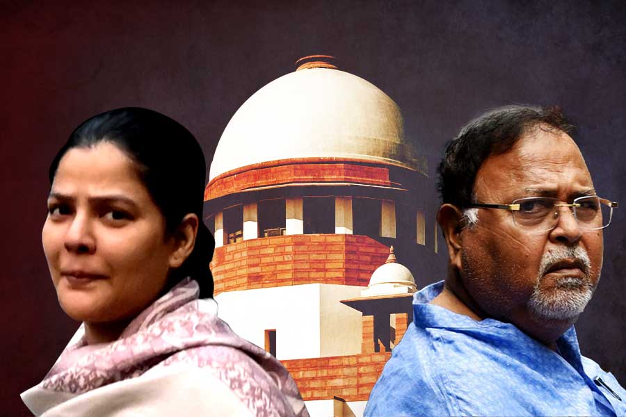 Lawyer of partha chatterjee claimed in supreme court that he has not any relation with Arpita