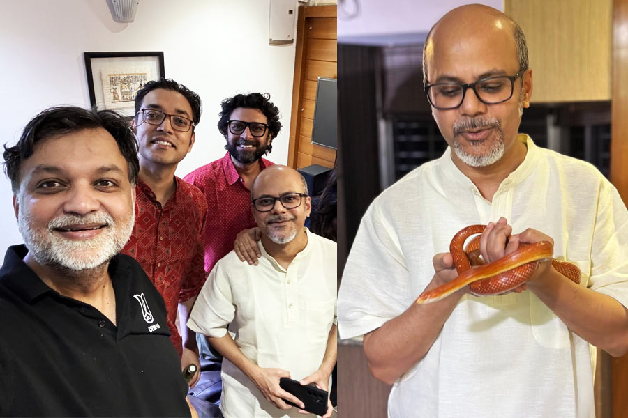 Srijato Bandyopadhyay poses with Srijit Mukherji 's pet Snakes