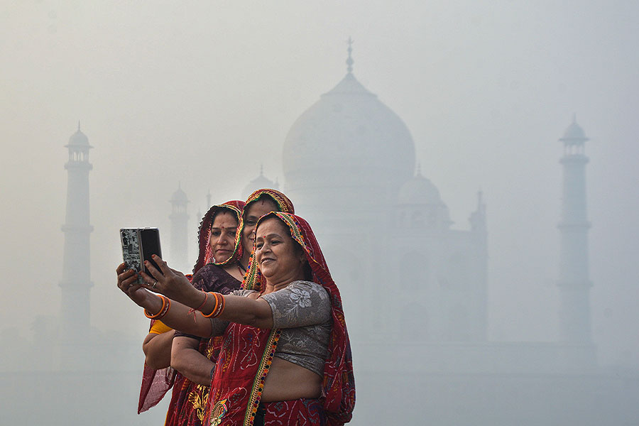 Delhi pollution reaches severe, Taj mahal covered with smog, schools shut