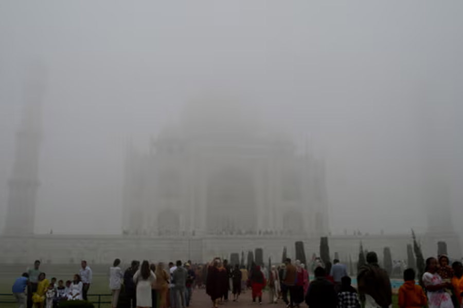 Delhi pollution reaches severe, Taj mahal covered with smog, schools shut