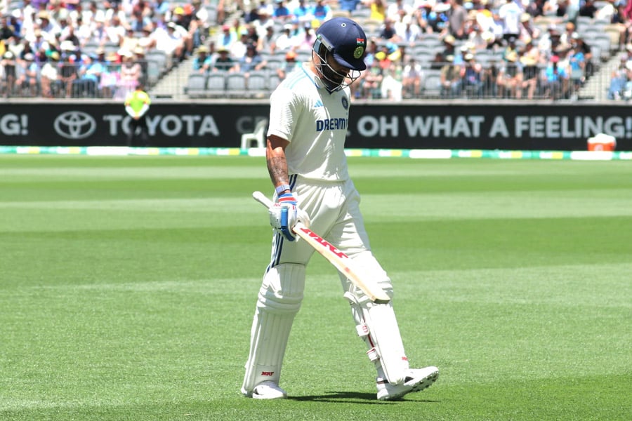 India lost 4 wickets in first session of Perth test