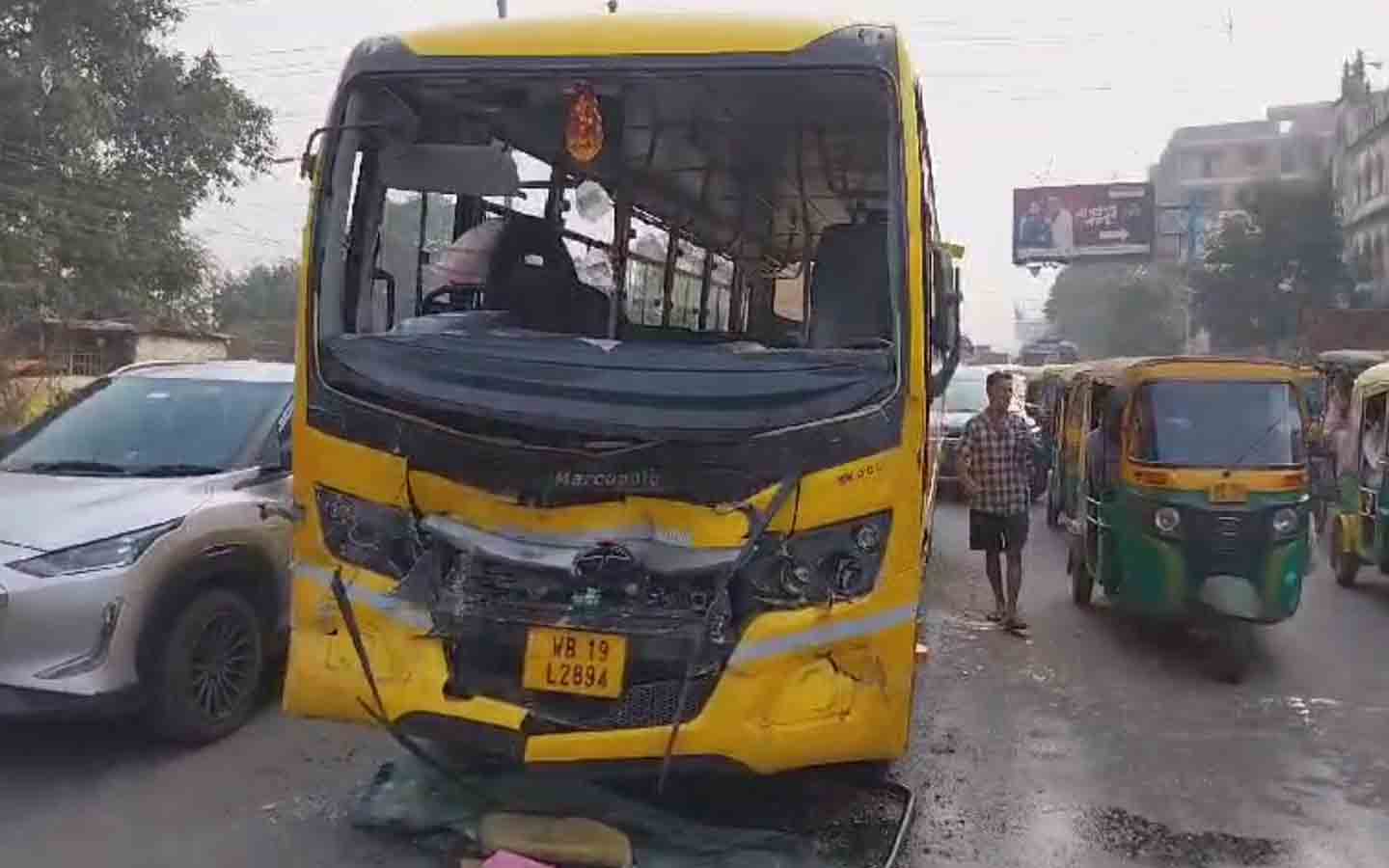 Kolkata Police bus met an accident in B T Road, 18 injured