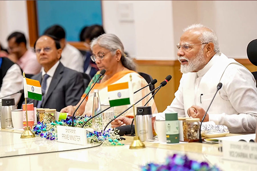 PM Modi meets economists ahead of Budget