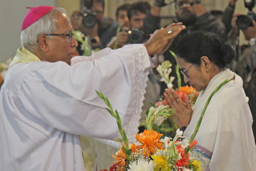 CM Mamata Banerjee joins midnight prayer on Christmas eve - Sangbad Pratidin