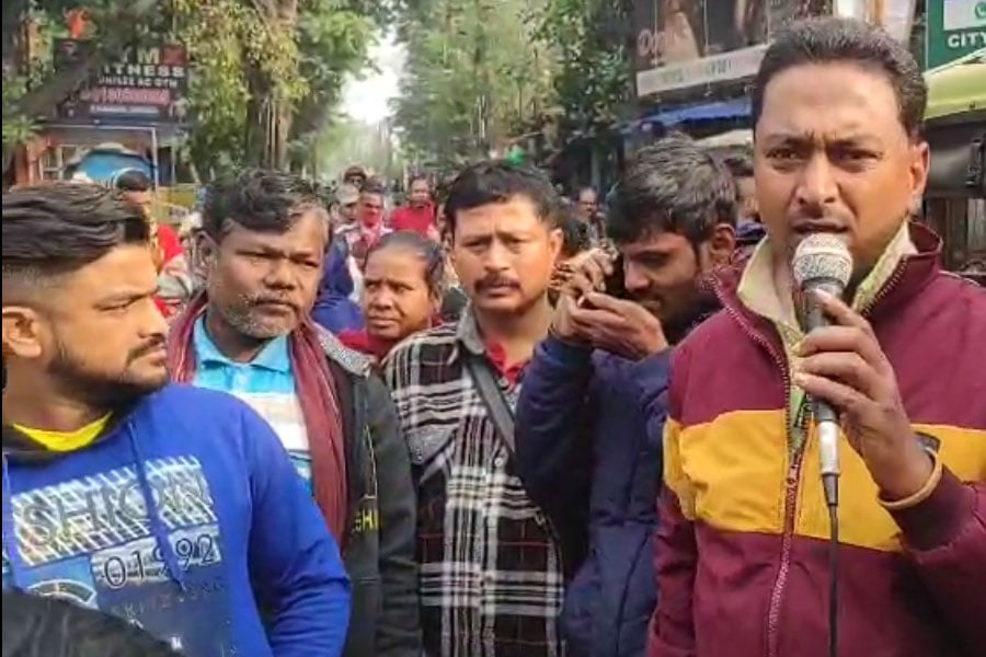 Temporary employees of Hooghly-Chinsurah municipality block road demanding due salary