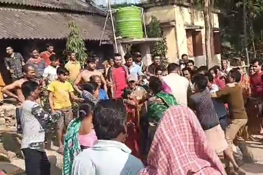 Teacher lynched by mob allegedly assaulting physically of class three student in East Midnapore