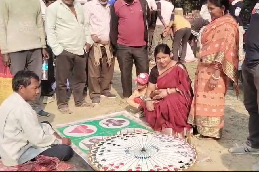 Gambling in Maldah in day light as tradition, women also take part within police protection