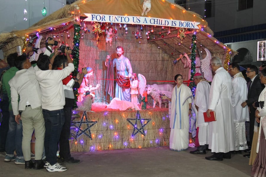 CM Mamata Banerjee joins midnight prayer on Christmas eve - Sangbad Pratidin