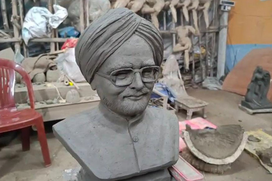 An artist from Nadia made a statue of Manmohan Singh in four hours