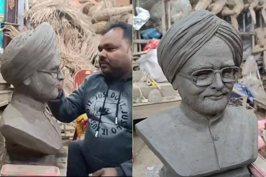 An artist from Nadia made a statue of Manmohan Singh in four hours