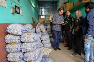 China Garlic imported from Bangladesh in Suri, police raids market