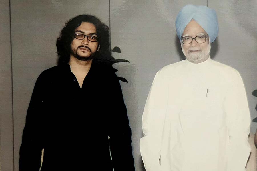 Singer Rupam Islam shares photo with Ex Prime Minister Manmohan Singh