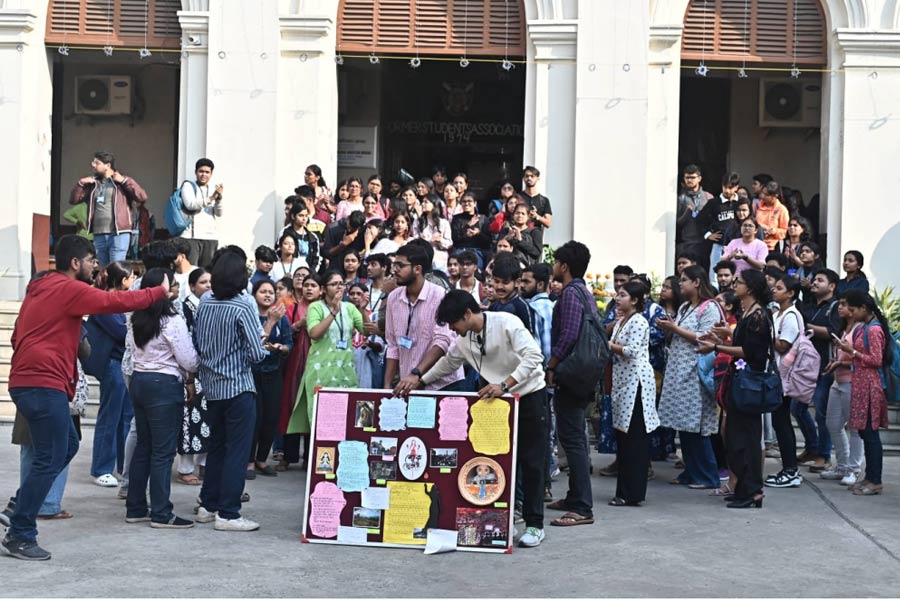 Students agitation in Kolkata College after 'obscene' chat of Professor goes viral