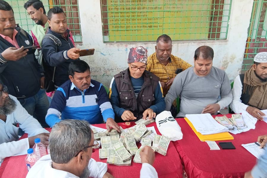 Crore of money distributed among people in Shason with police protection, but why