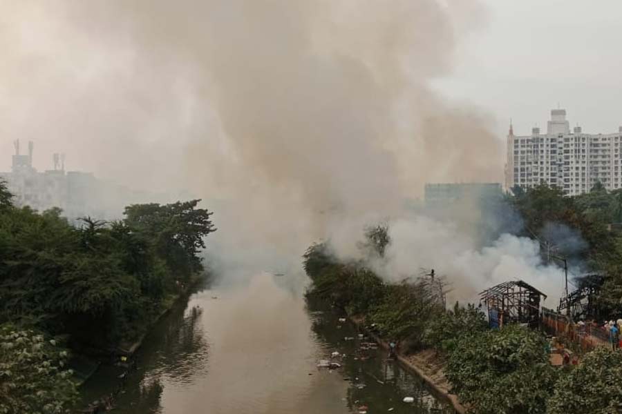 Police attacked in Topsia after fire broke out