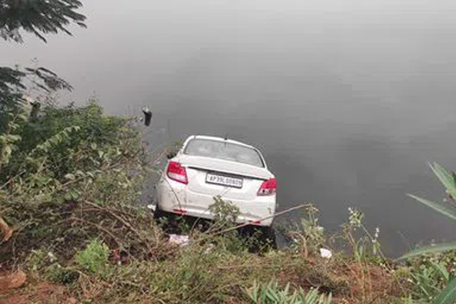 5 from Hyderabad dead after car plunges into lake in Telangana