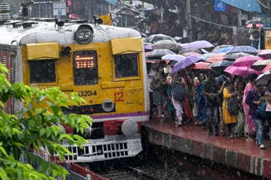 Local train service disrupted in Howrah to Kharagpur division