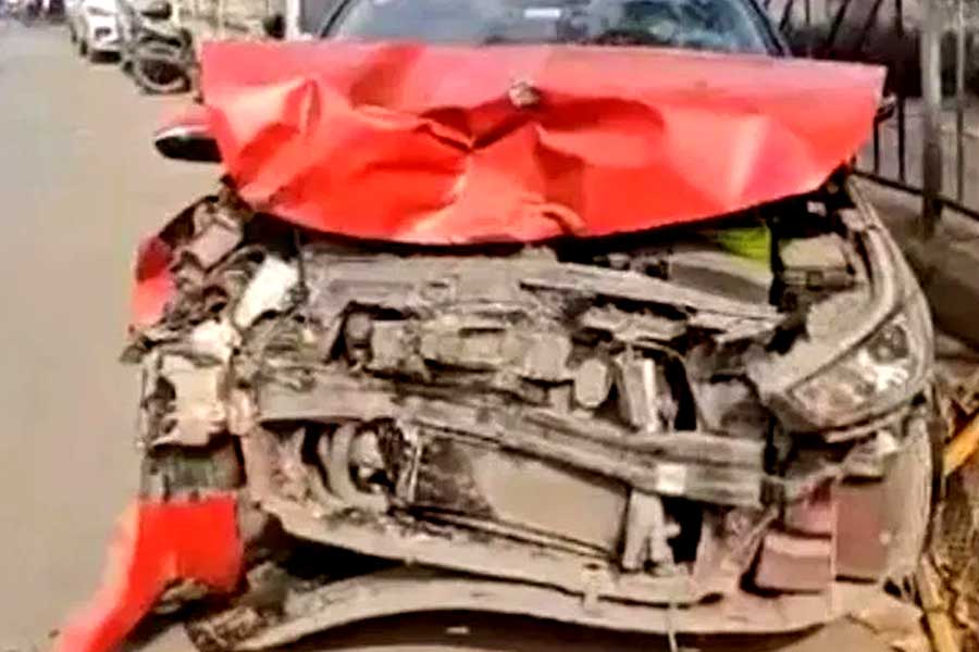 Marathi actor Urmila Kothare's car runs over metro workers, 1 dead