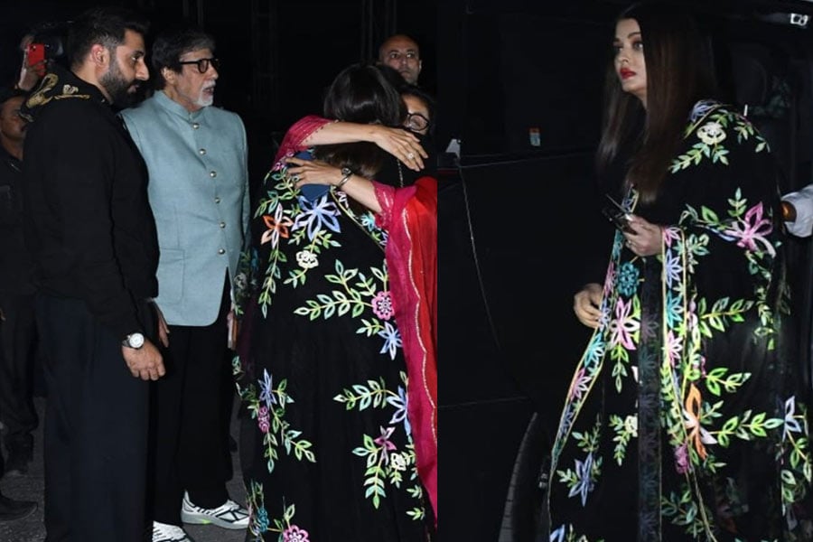 Abhishek holds Aishwarya Rai's dupatta at Aaradhya's school annual day event