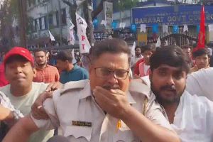 SFI-TMCP clash in front of Barasat College, police injured