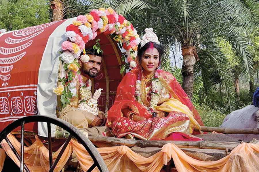 The newlyweds returned in a cow cart in Bolpur