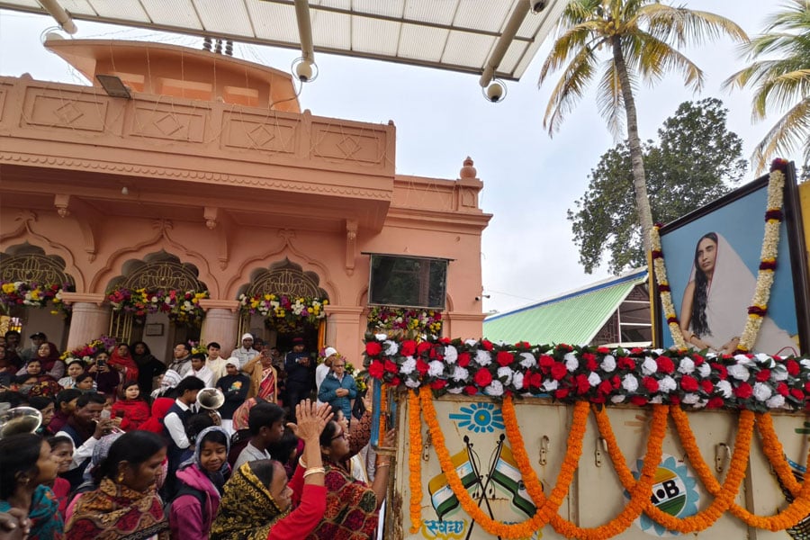 Huge crowd in Belur Math and Jairambati on 172nd birthday of Sarada Maa