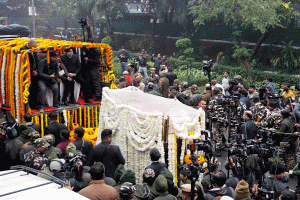 Manmohan Singh being taken to Nigam Bodh Ghat; his last rites will be performed here