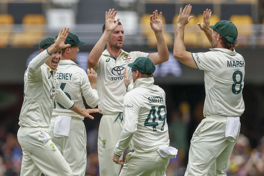 India in trouble in Brisbane test, lost 3 wicket early