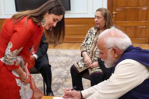 Congress takes a dig at PM Modi on meeting Kareena Kapoor