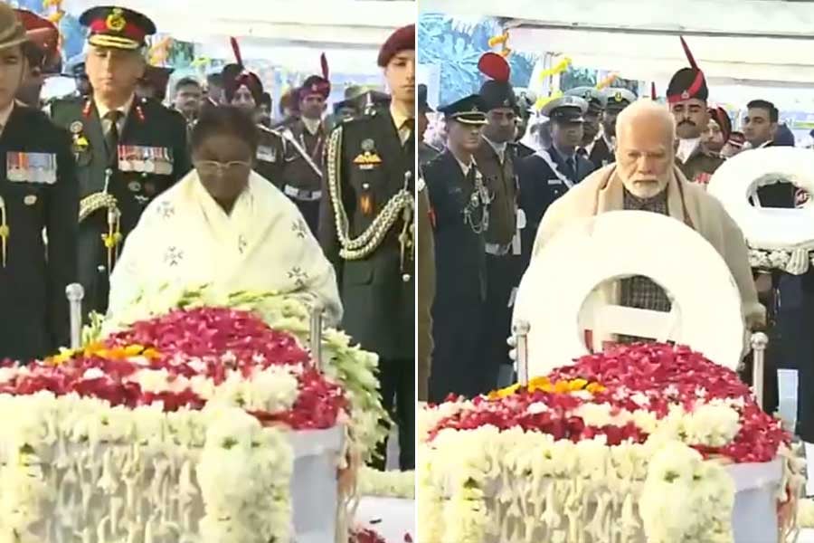 PM Modi and President Murmu pays their last respects to former PM Manmohan Singh