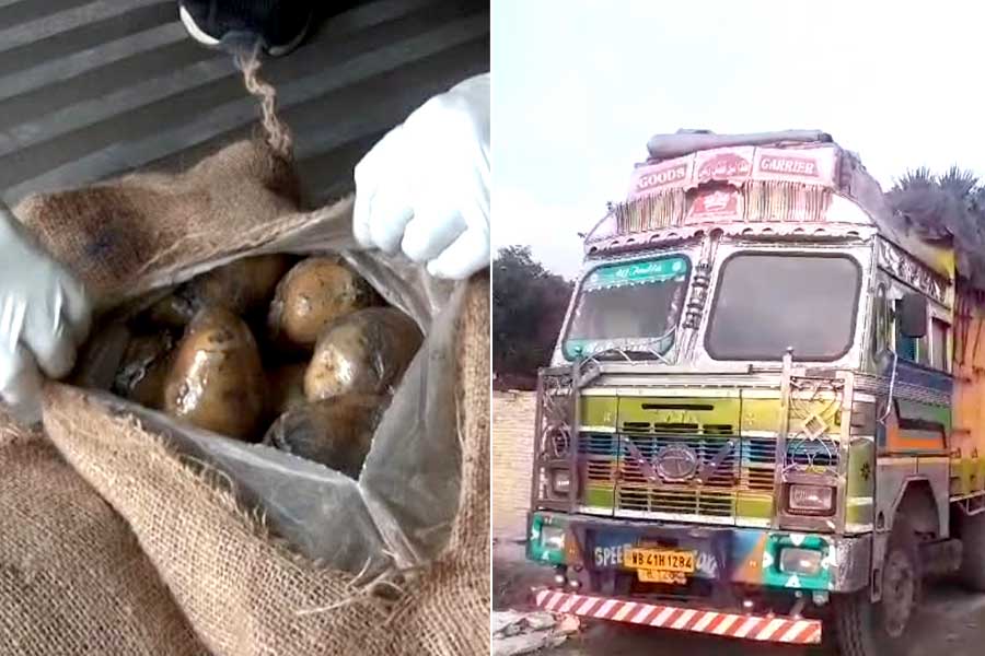 Potatoes are smuggled under plastic cover at Barabani, Asansol, police seize 500 sacks