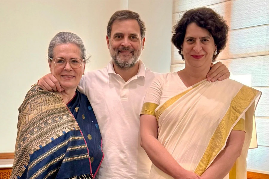 Sonia Gandhi and Rahul Gandhi praise Priyanka after first address