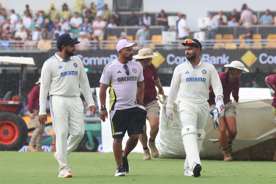 India won toss and choose to bowl in Brisbane test