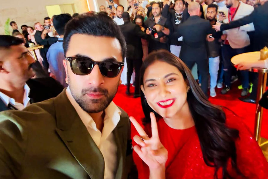 Bangladesh actress Mehazabien's selfie with Ranbir Kapoor