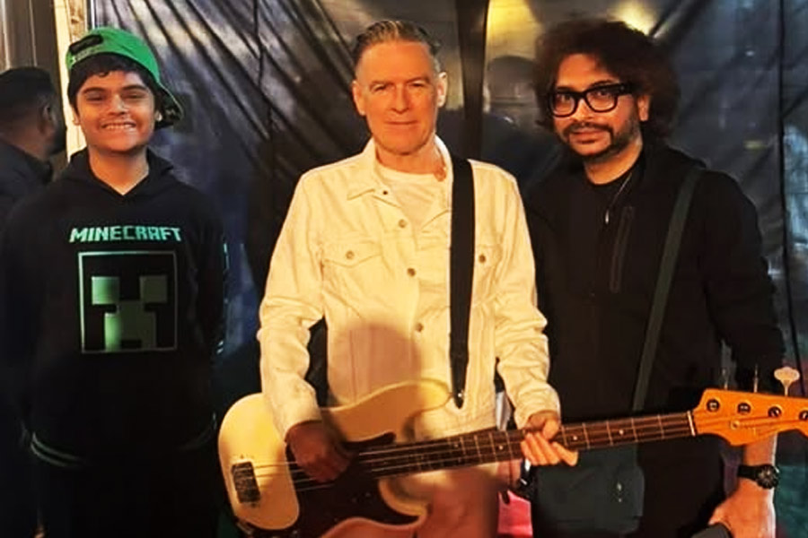 Rupam Islam meets Bryan Adams in Kolkata concert