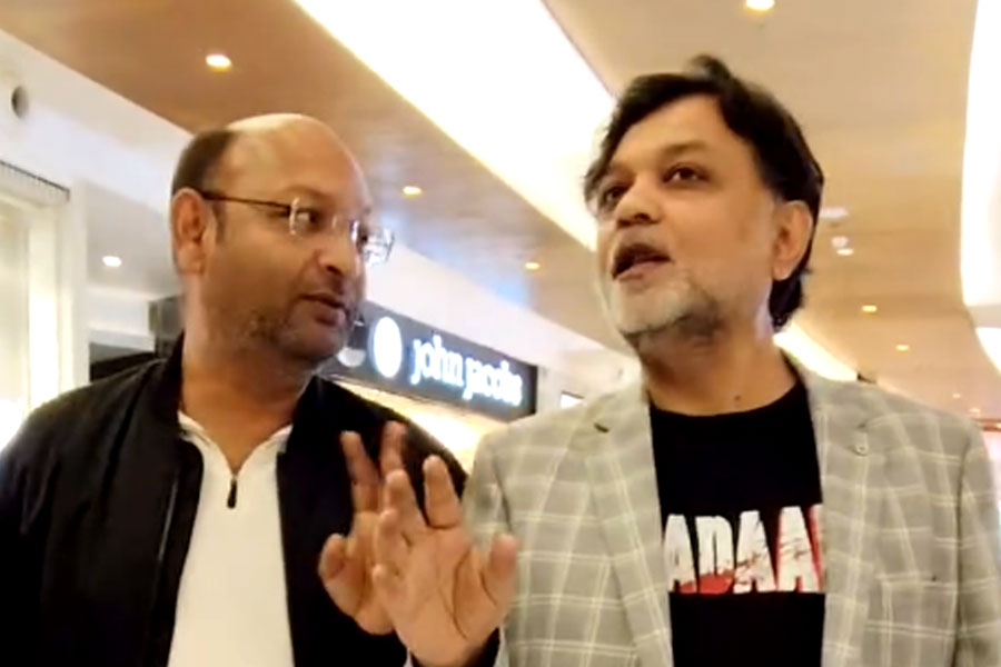 Srijit Mukherji wears Khadaan T-shirt at Shontaan premier