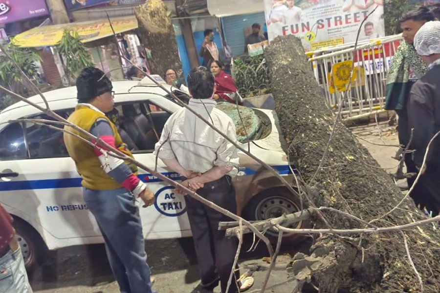 Accident in Hazra road, traffic blocked