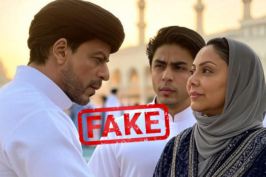 Truth Behind Viral Image of Shah Rukh Khan And Gauri's Mecca Visit