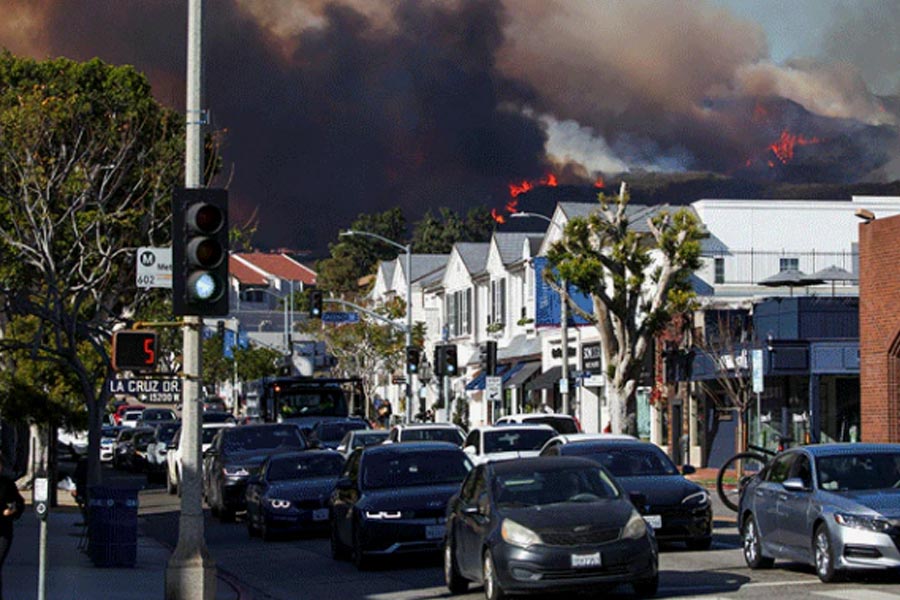 Massive wildfire rages through Los Angeles hillside