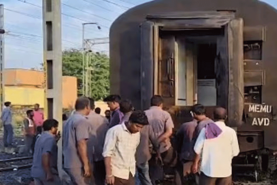 Train With 500 Passengers Derails In Tamil Nadu