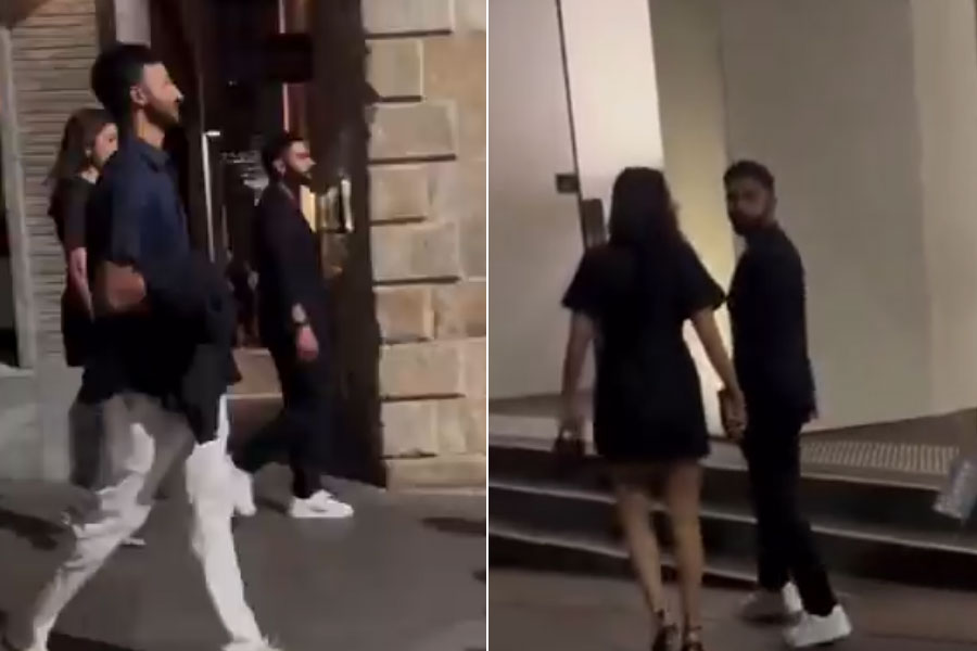 Border Gavaskar Trophy: Holding Hands Virat Kohli and Anushka Sharma Spotted In Sydney celebrating New Year