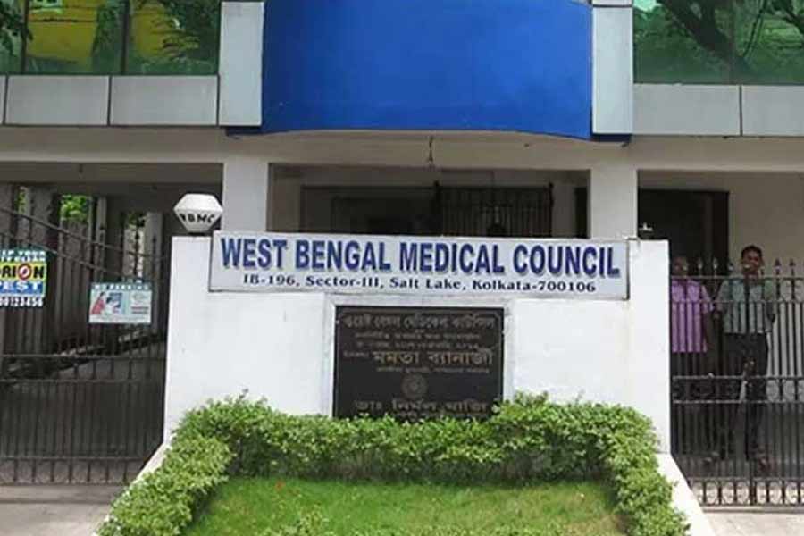 West Bengal Medical Council lodge a complain against four senior doctors