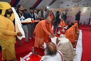 CM Yogi had dinner with saints of all Akharas, presented gifts