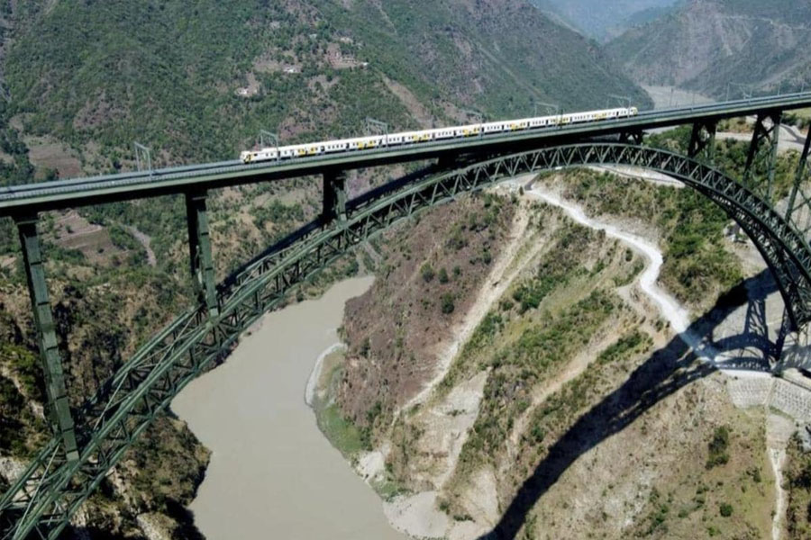 First Vande Bharat train reached srinagar to cross world highest bridge