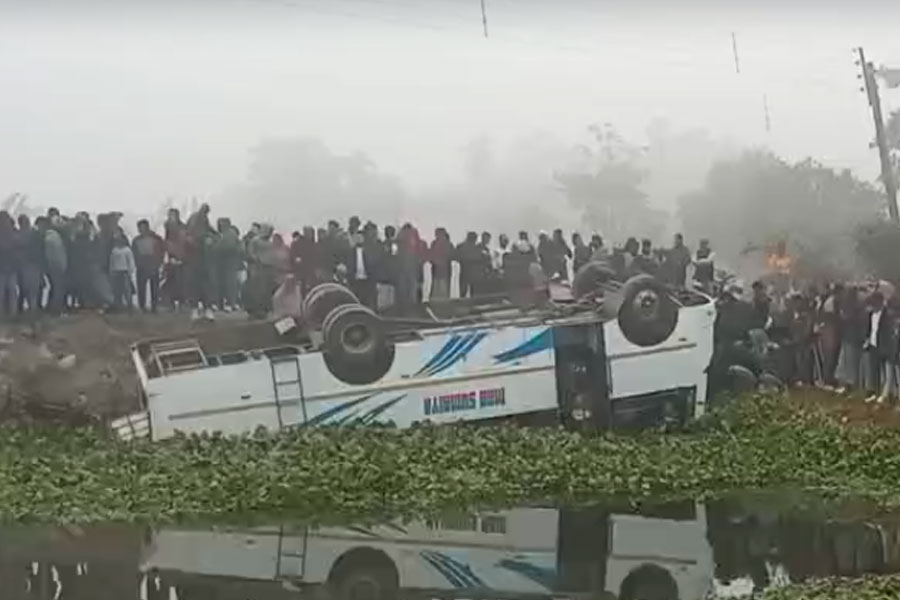 Bus fell into a pond in Cooch Behar injured 25