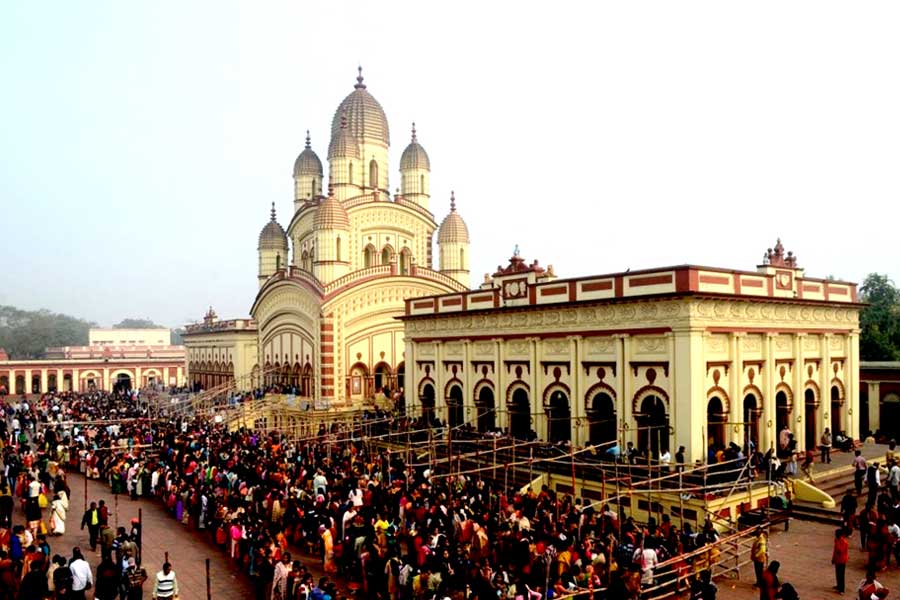 Devotees gather at dakshineswar temple