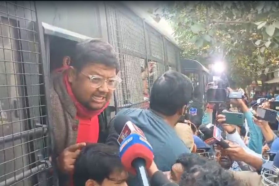 Huge chaos, lathi charge at vikas bhawan abhiyaan by sfi