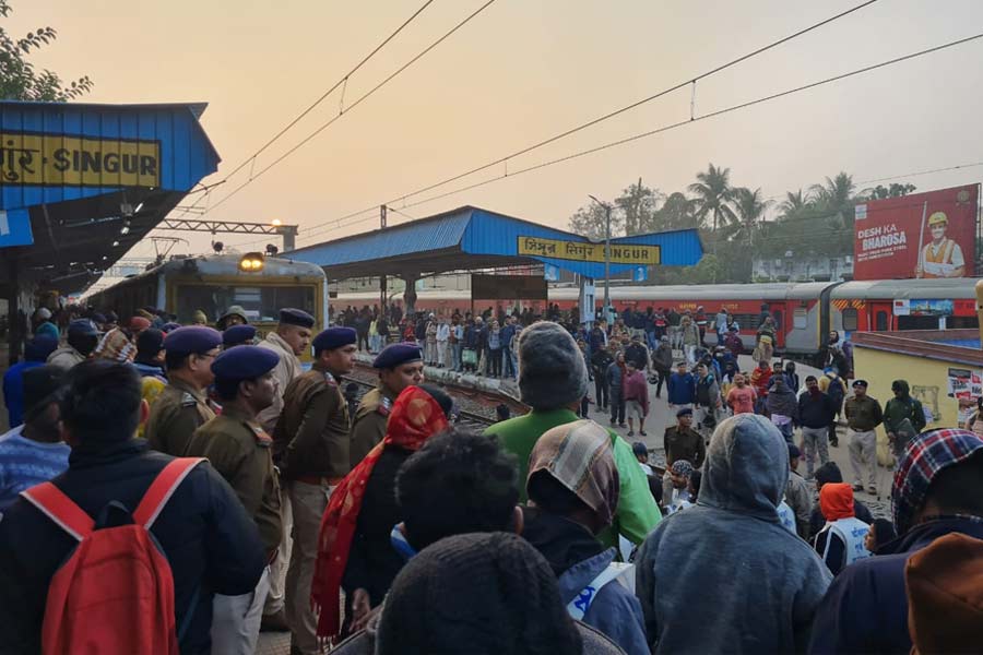 Local people of Singur statges protest in railway track, service disrupted