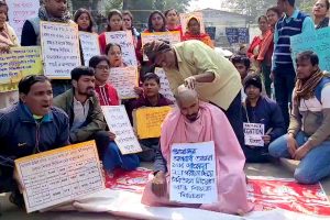 Teacher cut hair to on their protest to Vikas Bhawan