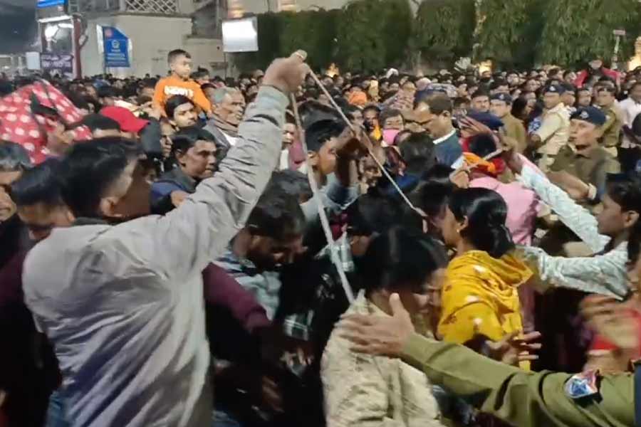 Huge chaos at Asansol station to catch Maha Kumbh special train